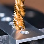 قلاویزکاری با مگنت؛ اصول، مراحل و نکات فنی برای رزوه‌کاری دقیق